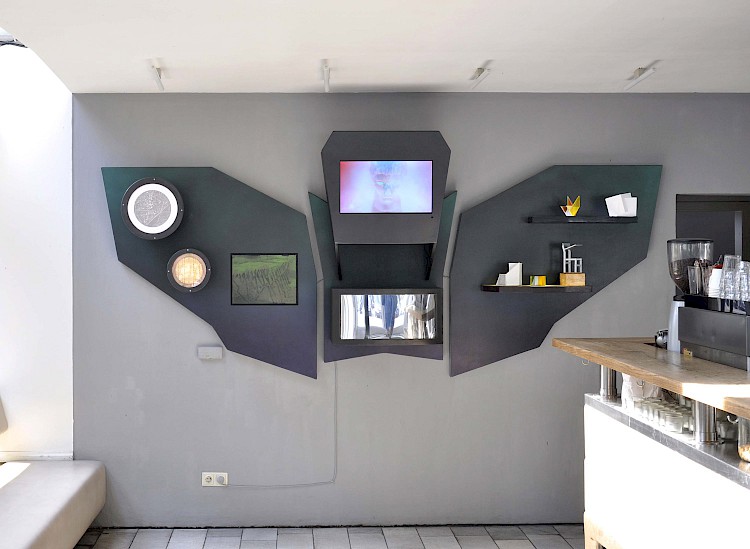 „command control“.